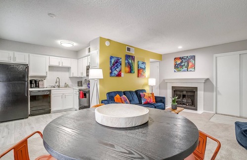 South Arlington Apartment | EntirePlace ✶Fast Wifi✶Washer Dryer✶ 4K TV✶Pets Allowed #636