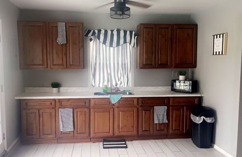 Seabrook Apartment | Envy’s lounge pool house