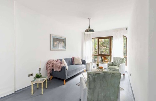 Manrique Apartment | |EP| Provenza Paradise: Apt w/Balcony, Desk