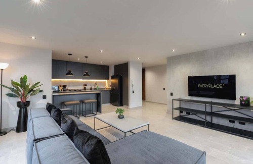 Lalinde Apartment | |EP| Spacious Apt with AC, Workspace, Views