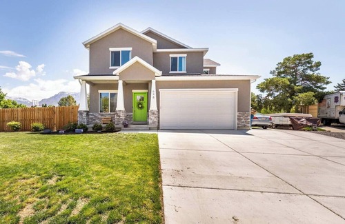 American Fork House | Epic Backyard w/Pickleball, Playground, Hammocks, & Mountain Views