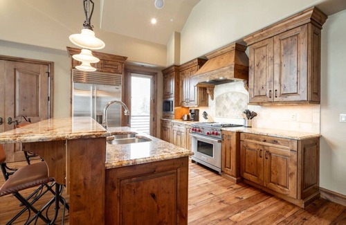 Avon House | Epic BC Views! Premium 2BD Penthouse - A/C, Pool, Hot Tub