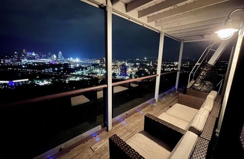 Covington Condo | Epic Cincinnati Views ★ Starry LED Deck in Covington, Devou Park Hilltop Retreat