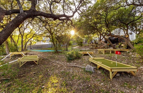 Crownridge of Texas House | Epic Family Escape: Custom 9-Hole Putt Putt, Pickleball, Pool, Near Six Flags