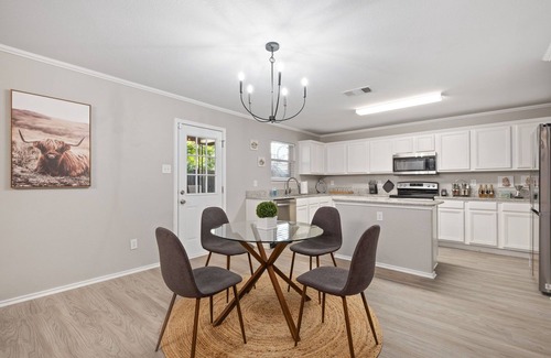 Grand Prairie House | Epic Fun Luxury 4 BR in DFW w/Casino & Lounge!