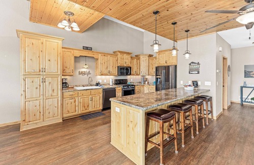 Lindstrom Cabin | EPIC Gameroom*Spacious 4 bdrm*🎄 Holiday Decor