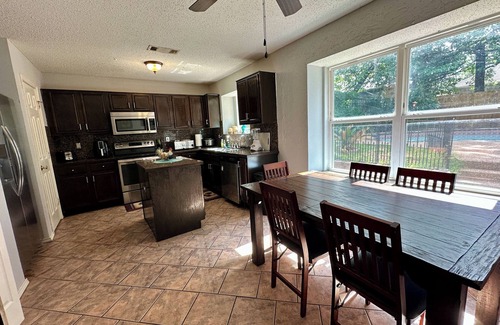 Ederville House | Epic Location Cool Pool, 6Flags, Rangers, Cowboys