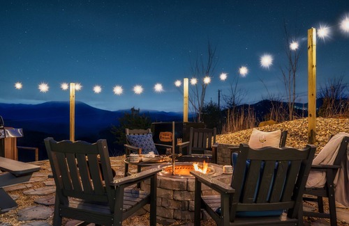 Chalet Village North Cabin | Epic Mtn views sauna firepit hot tub pizza oven 4 King BR + Bunk gourmet kitchen