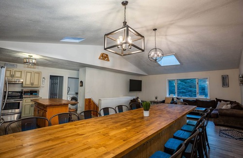 White Mills House | Epic Poconos Farmhouse near Lake Wally- Sleeps 18