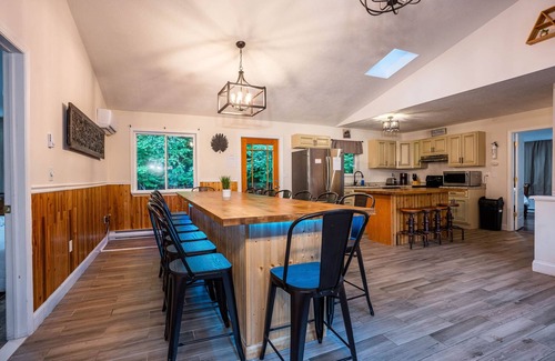 White Mills House | Epic Poconos Farmhouse near Lake Wally- Sleeps 18
