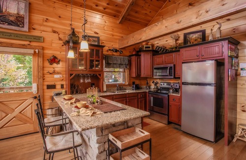 Gatlinburg - Pigeon Forge Cabin | EPIC SMOKY'S FALL COLOR in your Backyard! Hot Tub, H. Theatre! Coveted Location