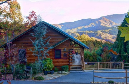 Gatlinburg - Pigeon Forge Cabin | EPIC SMOKY'S FALL COLOR in your Backyard! Hot Tub, H. Theatre! Coveted Location
