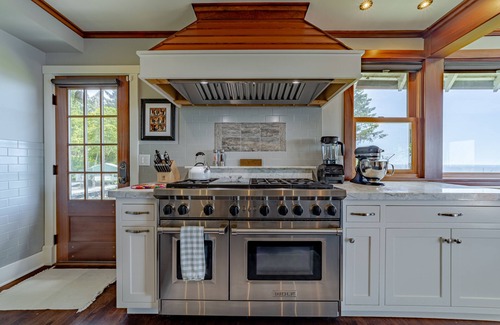 Trinidad House | Epic view on ocean bluff, pickleball, park-like yard, fast WiFi, Craftsman home