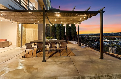 North Tustin House | Epic Views + 15min Disney! Hot Tub/Theater/Arcade