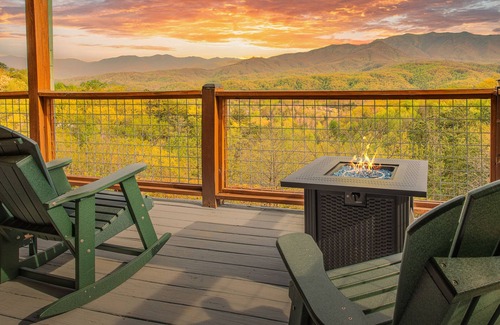 Gatlinburg - Pigeon Forge Cabin | Epic Views + Game Room + Hot Tub | Bear’s Lookout