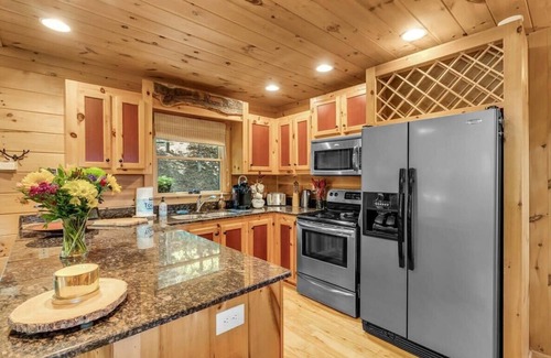 Walnut Mountain Cabin | Epic Views/Hot Tub/FPLC/Gm Rm/Sleeps 6