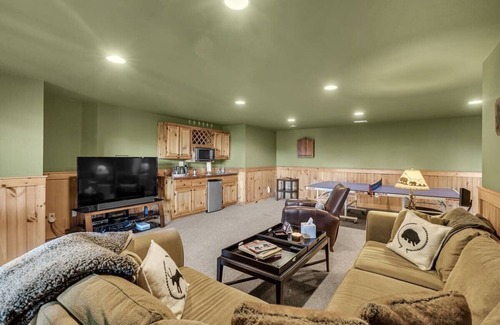 Walnut Mountain Cabin | Epic Views/Hot Tub/FPLC/Gm Rm/Sleeps 6