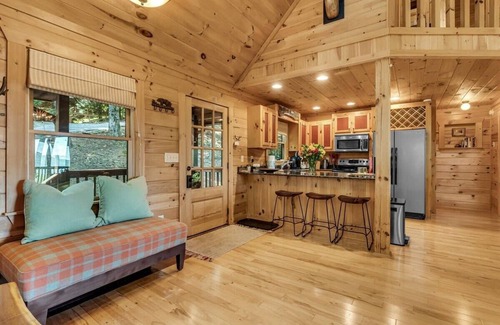 Walnut Mountain Cabin | Epic Views/Hot Tub/FPLC/Gm Rm/Sleeps 6