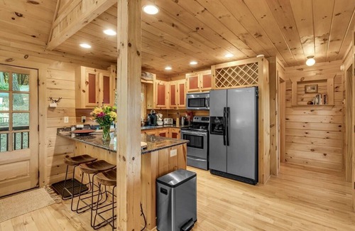 Walnut Mountain Cabin | Epic Views/Hot Tub/FPLC/Gm Rm/Sleeps 6