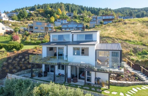 Queenstown House | EPIC Views, Huge Deck, Sleeps 8
