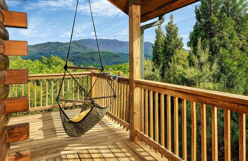 Gatlinburg - Pigeon Forge Cabin | EPIC VIEWS in Idyllic Location! Artwork as memorable as views! Luxury & Comfort
