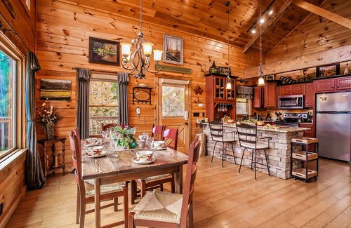 Gatlinburg - Pigeon Forge Cabin | EPIC VIEWS in this JEWEL of the Smokies! H.Tub, H. Theatre, 5 min to Gatlinburg