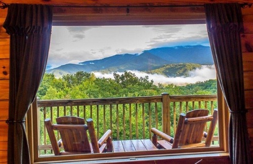 Gatlinburg - Pigeon Forge Cabin | EPIC VIEWS in this JEWEL of the Smokies! H.Tub, H. Theatre, 5 min to Gatlinburg