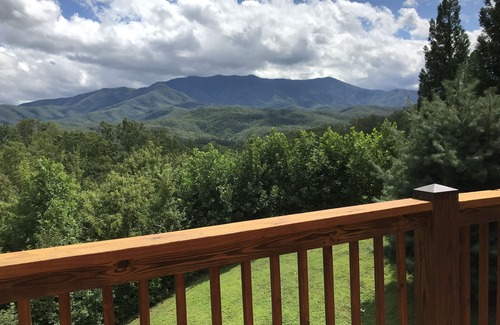 Gatlinburg - Pigeon Forge Cabin | EPIC VIEWS in this JEWEL of the Smokies! H.Tub, H. Theatre, 5 min to Gatlinburg