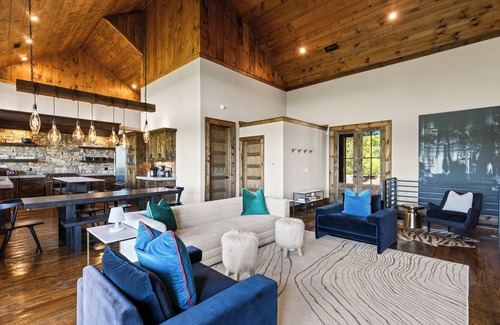 Morganton Cabin | Epic Views | Luxe Stay @ Highland Red House | Family Fun, Games, HotTub, FirePit