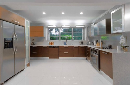 Golden Glades Villa | Epic Villa w/a Big BKB Court+Fire Pit+ Mini Golf & More
