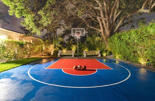 Golden Glades Villa | Epic Villa w/a Big BKB Court+Fire Pit+ Mini Golf & More