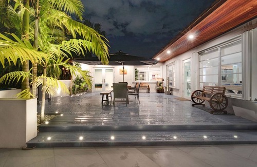 Golden Glades Villa | Epic Villa w/a Big BKB Court+Fire Pit+ Mini Golf & More