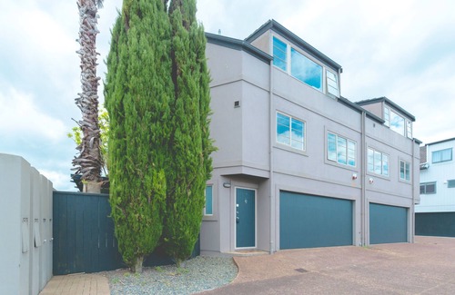 Greenlane - Ellerslie House | Epsom 4 Bedroom Holiday Home