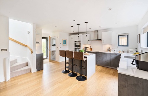 Holworth House | Equinox sleeps 6 guests in 3 bedrooms