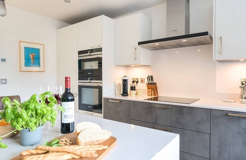 Holworth House | Equinox sleeps 6 guests in 3 bedrooms