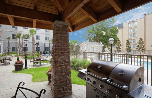 Lafayette Condo | Equipped King Suite Near LFT | Free Daily Breakfast, Shuttle + Hot Tub Access