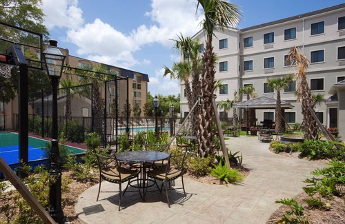 Lafayette Condo | Equipped King Suite Near LFT | Free Daily Breakfast, Shuttle + Hot Tub Access