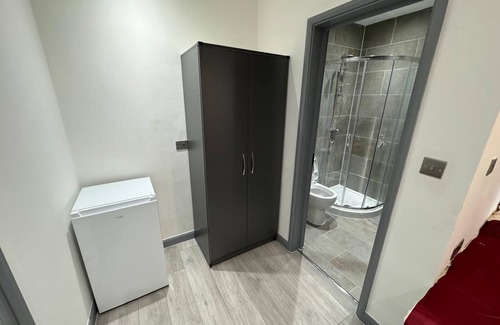 Yiewsley House | Equipped room with amenities nearby high street and station