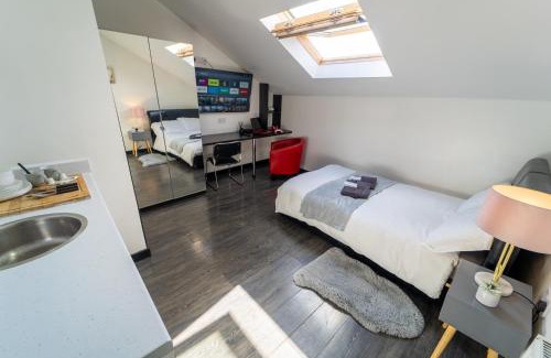 Selly Oak Apartment | Equipped Studios in Guest House next to UOB and QE close to City!