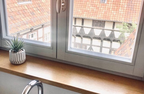 Quedlinburg Apartment | Erholung mit Hof-idylle & Kamin im Einmaligen Denkmal von 1477, 120qm, Parkpl
