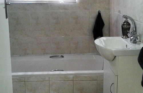 Ekurhuleni House | Erica's: Farrarmere - Small Double bed for 1 person.