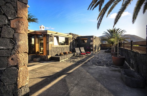 Masdache House | Ermita Perdomo, Modern Style with a Rustic Twist