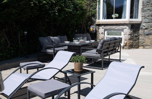 Dolgellau House | Eryri Family Retreat in Dolgellau, hot tub, fire pit, cinema room and much more!