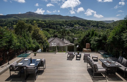 Dolgellau House | Eryri Family Retreat in Dolgellau, hot tub, fire pit, cinema room and much more!