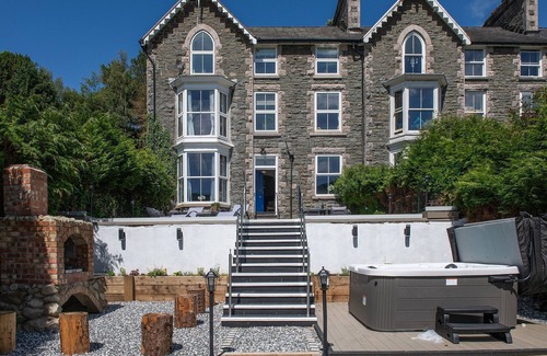 Dolgellau House | Eryri Family Retreat in Dolgellau, hot tub, fire pit, cinema room and much more!