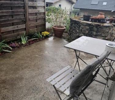 Voglans Apartment | Escapade cosy à Voglans avec terrasse au calme