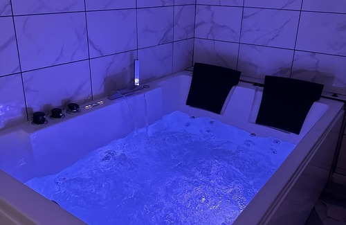 Monthyon Apartment | Escapade Disney : Jacuzzi Privé