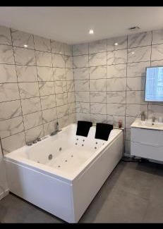 Monthyon Apartment | Escapade Disney : jacuzzi privé Appartement privée