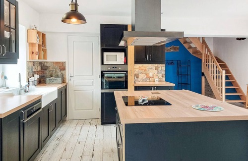 Cherrueix House | Escape from the stressful everyday life and spend a nice vacation in this vacation home.