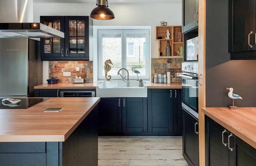 Cherrueix House | Escape from the stressful everyday life and spend a nice vacation in this vacation home.